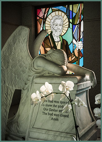 Angel statue at Roselawn Memorial Park
